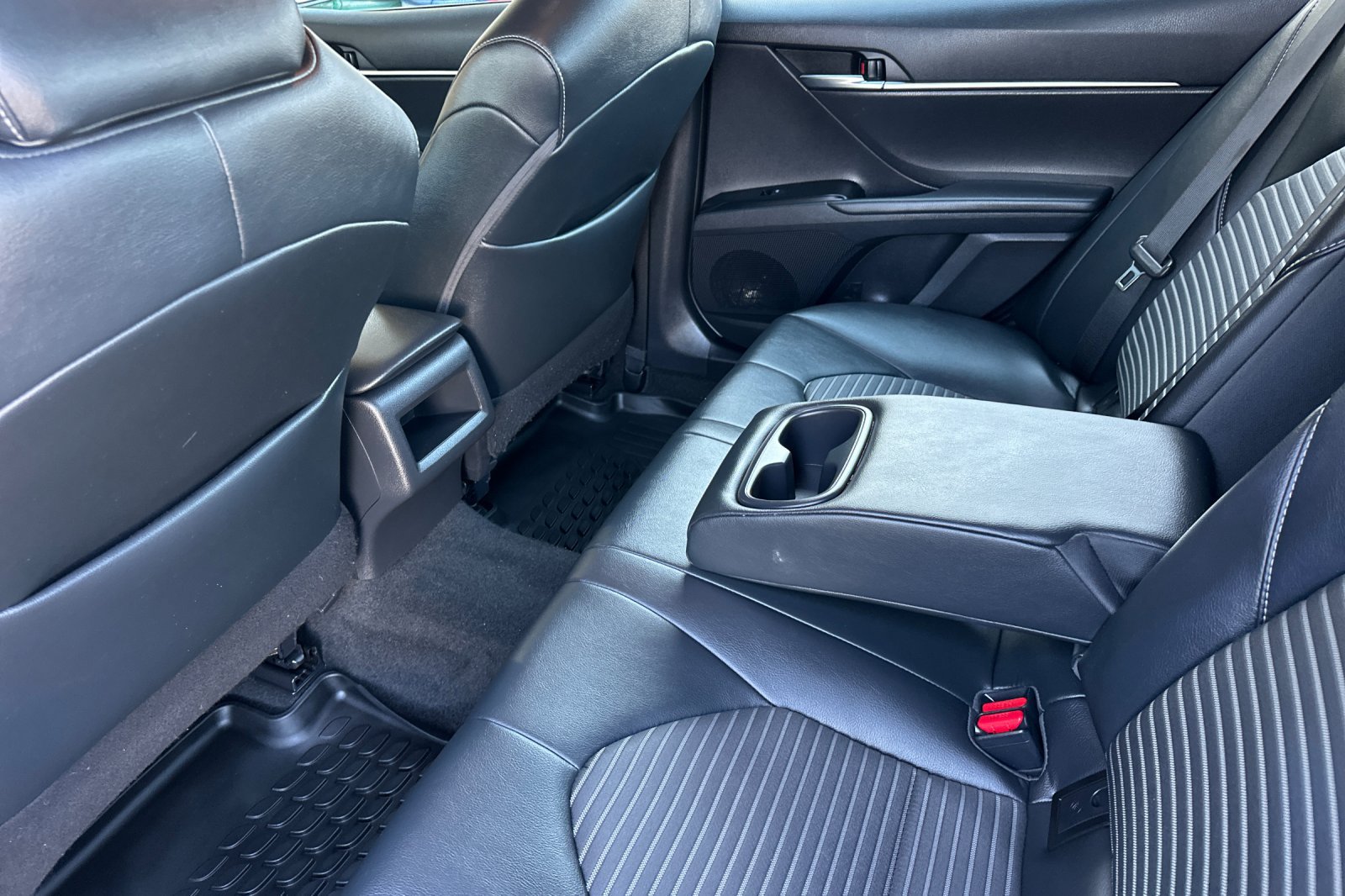 Used 2019 Toyota Camry SE w/ Convenience Package FWD image 11
