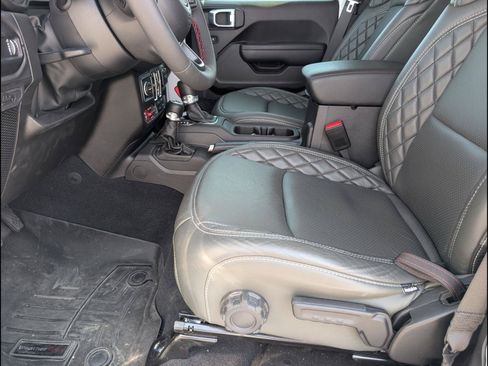 Used 2024 Jeep Gladiator Rubicon w/ Technology Group AWD/4WD image 11