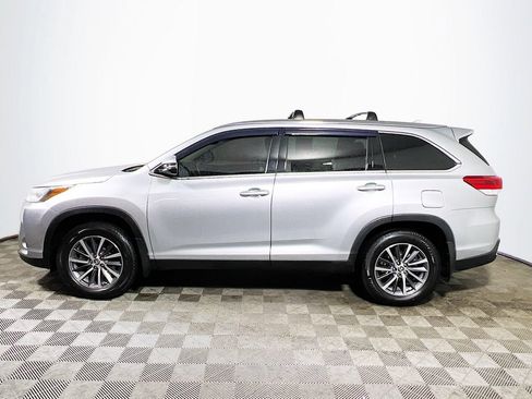 Certified 2019 Toyota Highlander XLE AWD/4WD image 4