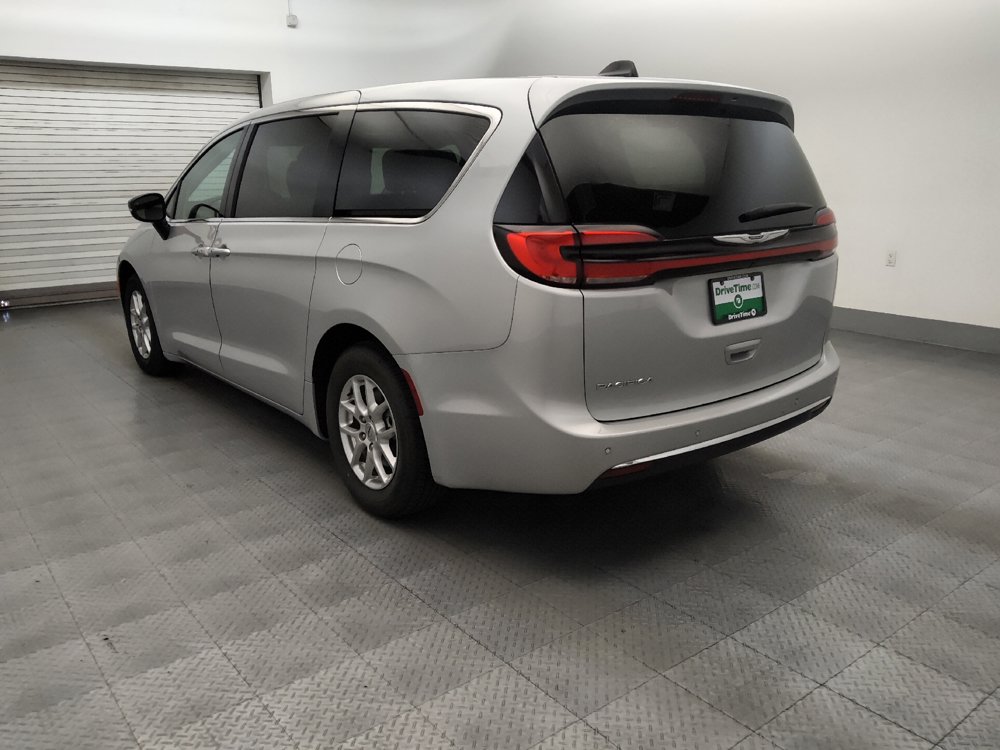 Used 2024 Chrysler Pacifica Touring-L FWD image 5