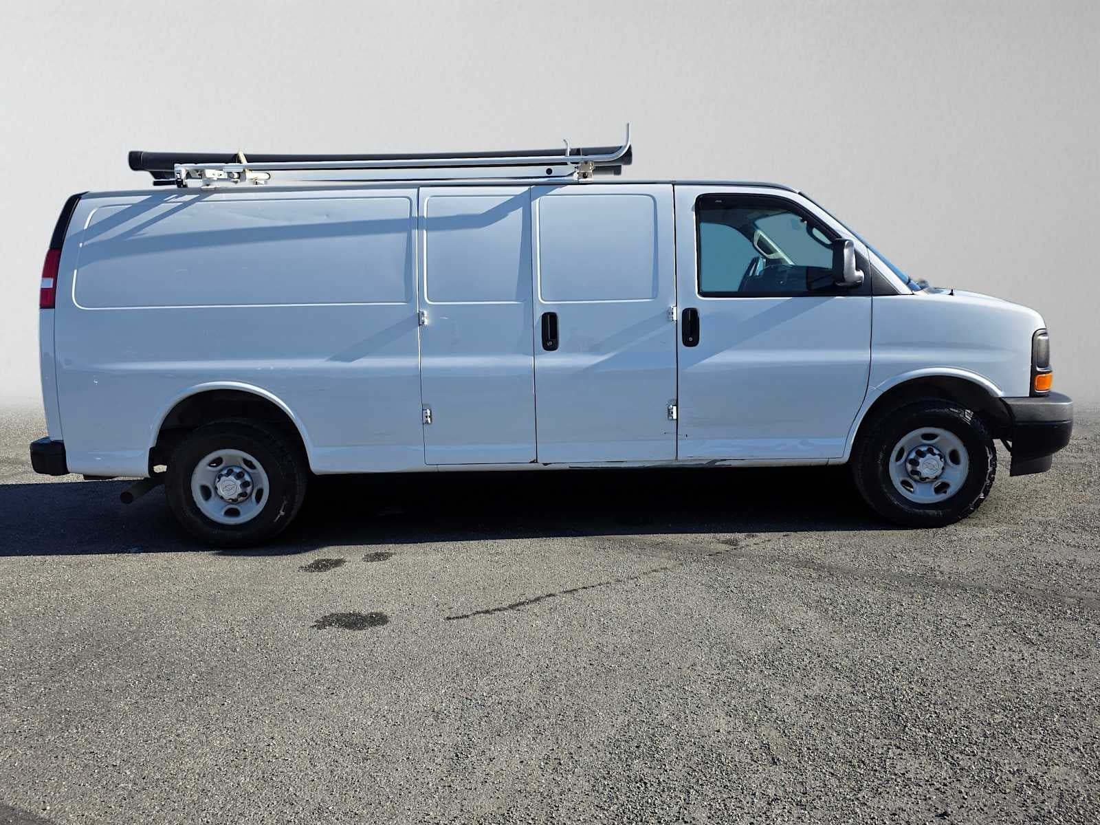 Used 2017 Chevrolet Express 3500 Extended RWD image 2