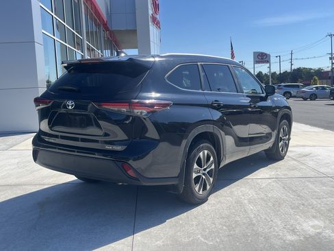 Used 2026 Toyota Highlander XLE AWD/4WD image 2