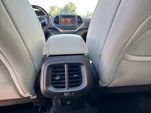 Used 2016 Jeep Cherokee Overland FWD image 14