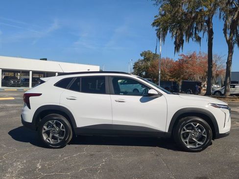 Used 2025 Chevrolet Trax LT w/ LT Convenience Package image 4