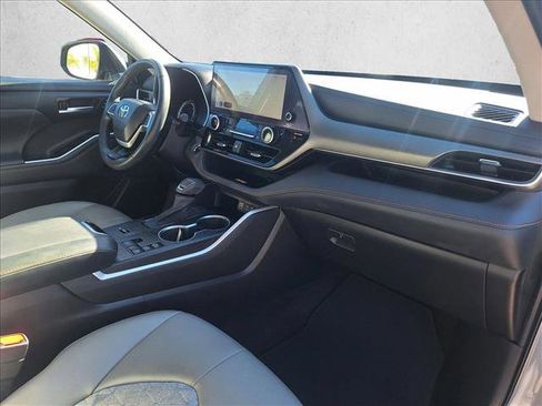 Used 2023 Toyota Highlander Bronze Edition image 21