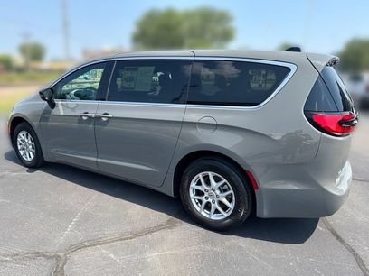 Used 2025 Chrysler Pacifica Select