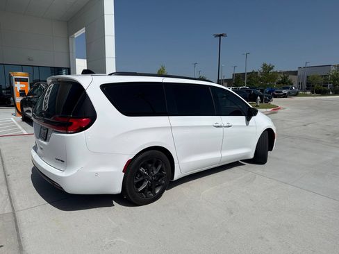 Used 2025 Chrysler Pacifica Limited FWD image 2