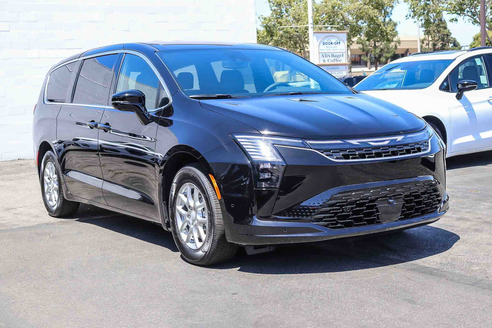 New 2027 Chrysler Pacifica Select FWD image 3