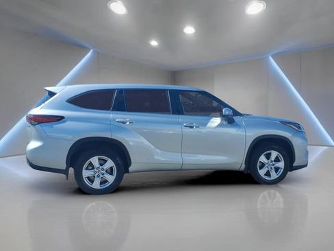 Used 2023 Toyota Highlander LE AWD/4WD image 22