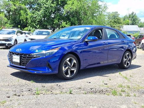 Used 2023 Hyundai Elantra SEL w/ Convenience Package FWD image 3