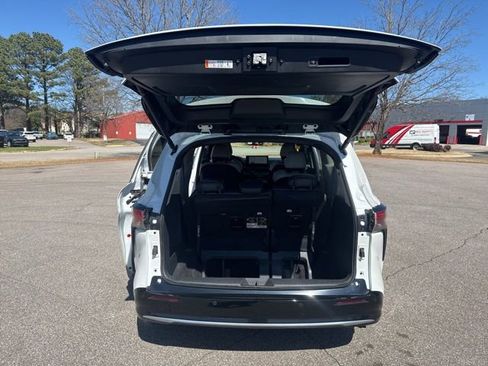 Used 2025 Toyota Sienna Limited image 19
