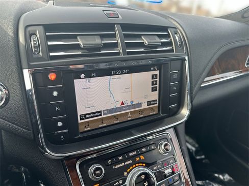 Used 2017 Lincoln Continental Select image 20