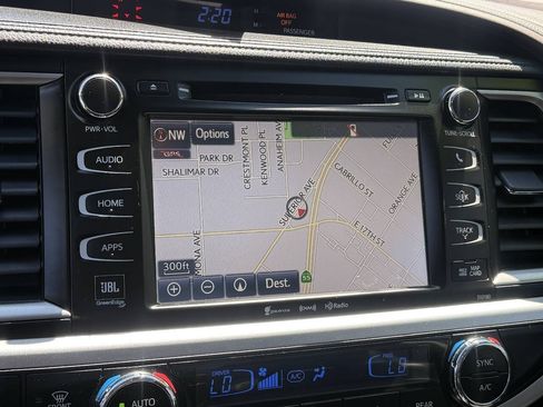 Used 2017 Toyota Highlander Limited Platinum AWD/4WD image 12