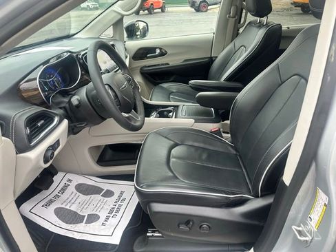 Used 2024 Chrysler Pacifica Limited FWD image 25