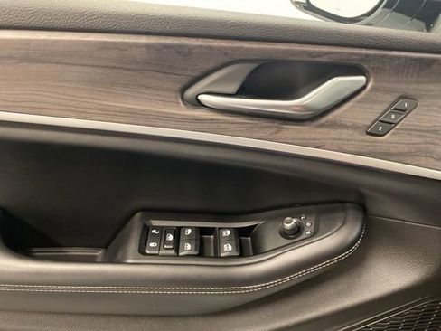 Used 2023 Jeep Grand Cherokee Limited w/ Black Appearance Package image 22