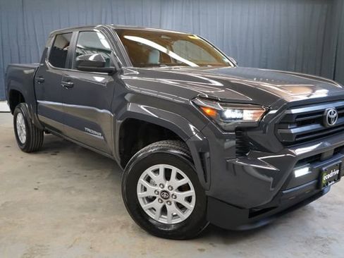 Used 2025 Toyota Tacoma SR5 AWD/4WD image 3