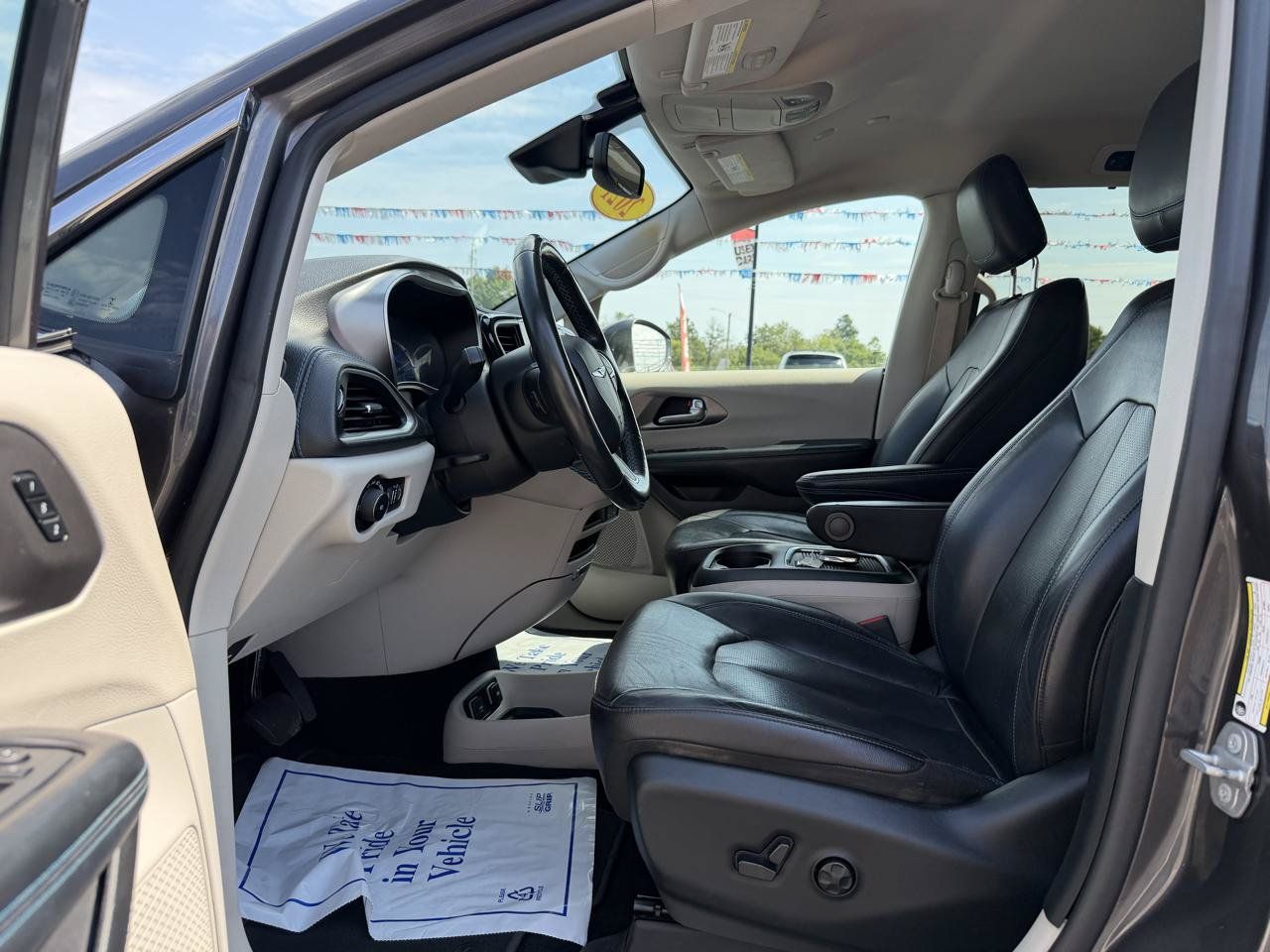Used 2021 Chrysler Pacifica Touring-L FWD image 14