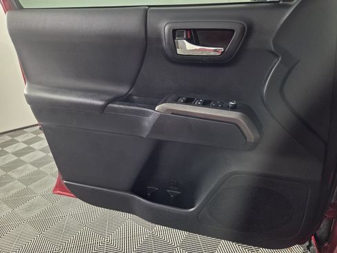 Used 2018 Toyota Tacoma TRD Off-Road AWD/4WD image 19