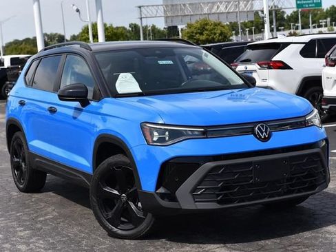 Used 2025 Volkswagen Taos SE AWD/4WD image 2