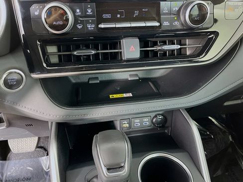 Used 2025 Toyota Highlander XLE FWD image 22