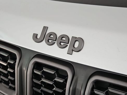 Used 2025 Jeep Compass Trailhawk AWD/4WD image 36
