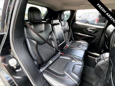 Used 2021 Jeep Cherokee Trailhawk AWD/4WD image 24