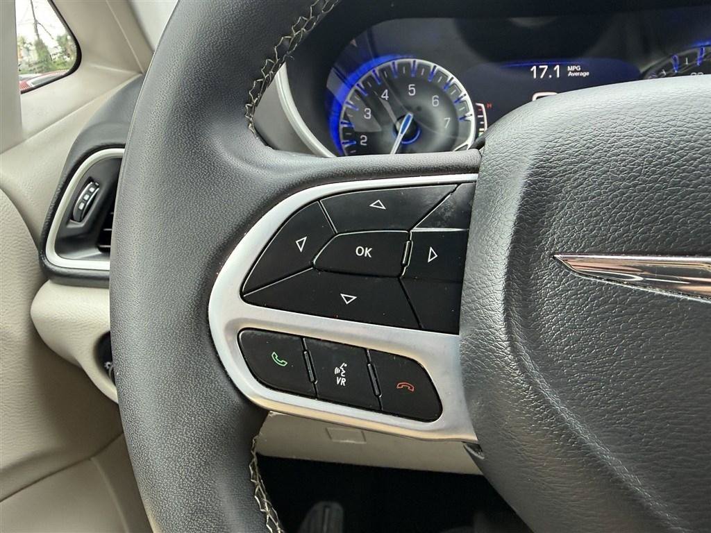 Used 2023 Chrysler Pacifica Touring-L FWD image 26