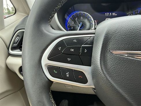 Used 2023 Chrysler Pacifica Touring-L FWD image 26