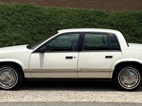 Used 1991 Oldsmobile Cutlass Calais Sedan FWD image 2