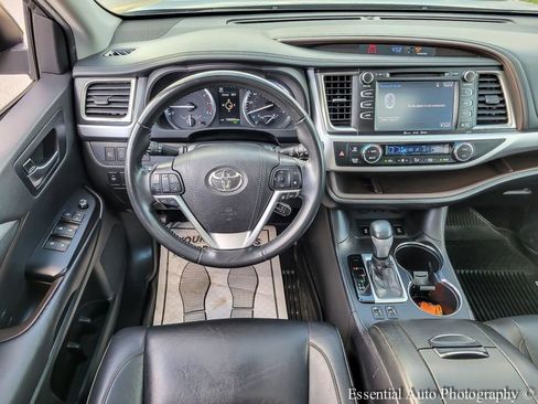 Used 2019 Toyota Highlander XLE AWD/4WD image 14