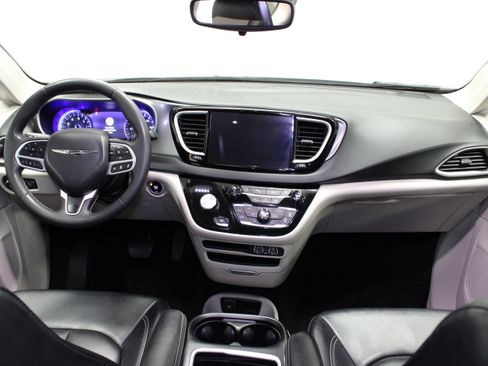 Used 2024 Chrysler Pacifica Touring-L FWD image 20