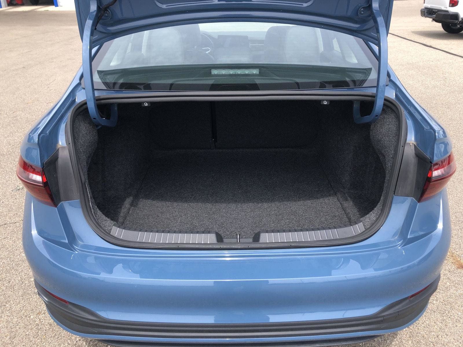 Used 2025 Volkswagen Jetta SE FWD image 5