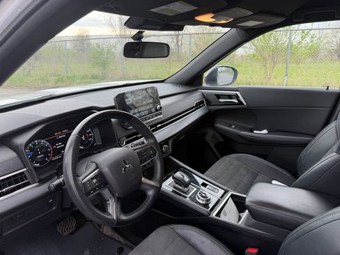 Used 2023 Mitsubishi Outlander SE Black Edition image 9