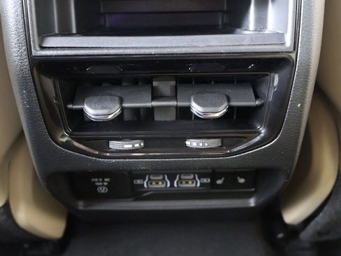 Used 2024 Jeep Grand Cherokee Limited image 29