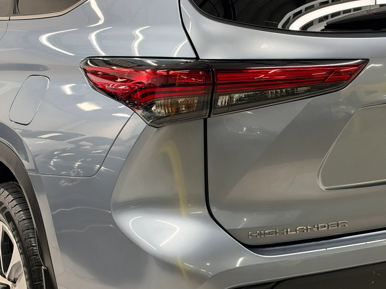 Used 2020 Toyota Highlander XLE AWD/4WD image 12