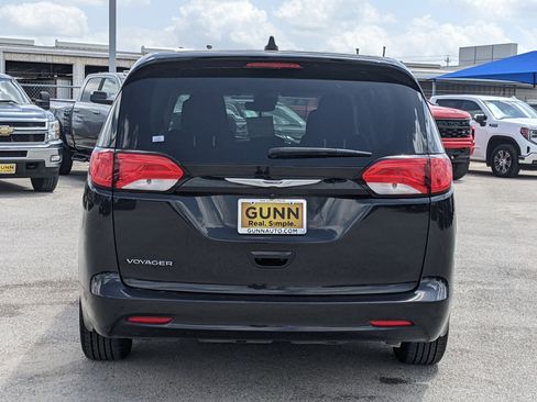 Used 2023 Chrysler Voyager LX image 4