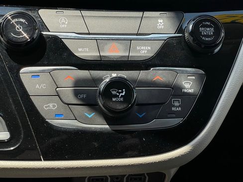 Used 2022 Chrysler Voyager LX FWD image 28