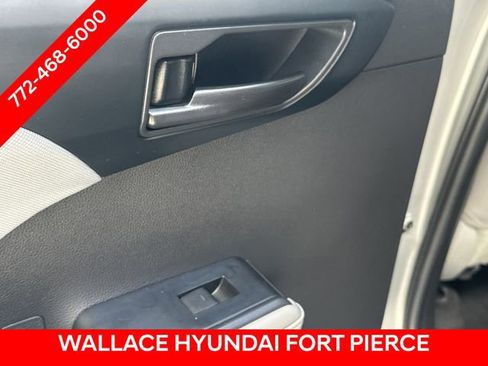 Used 2022 Toyota Highlander LE AWD/4WD image 16