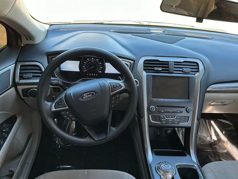 Used 2017 Ford Fusion SE w/ Fusion SE Technology Package image 26