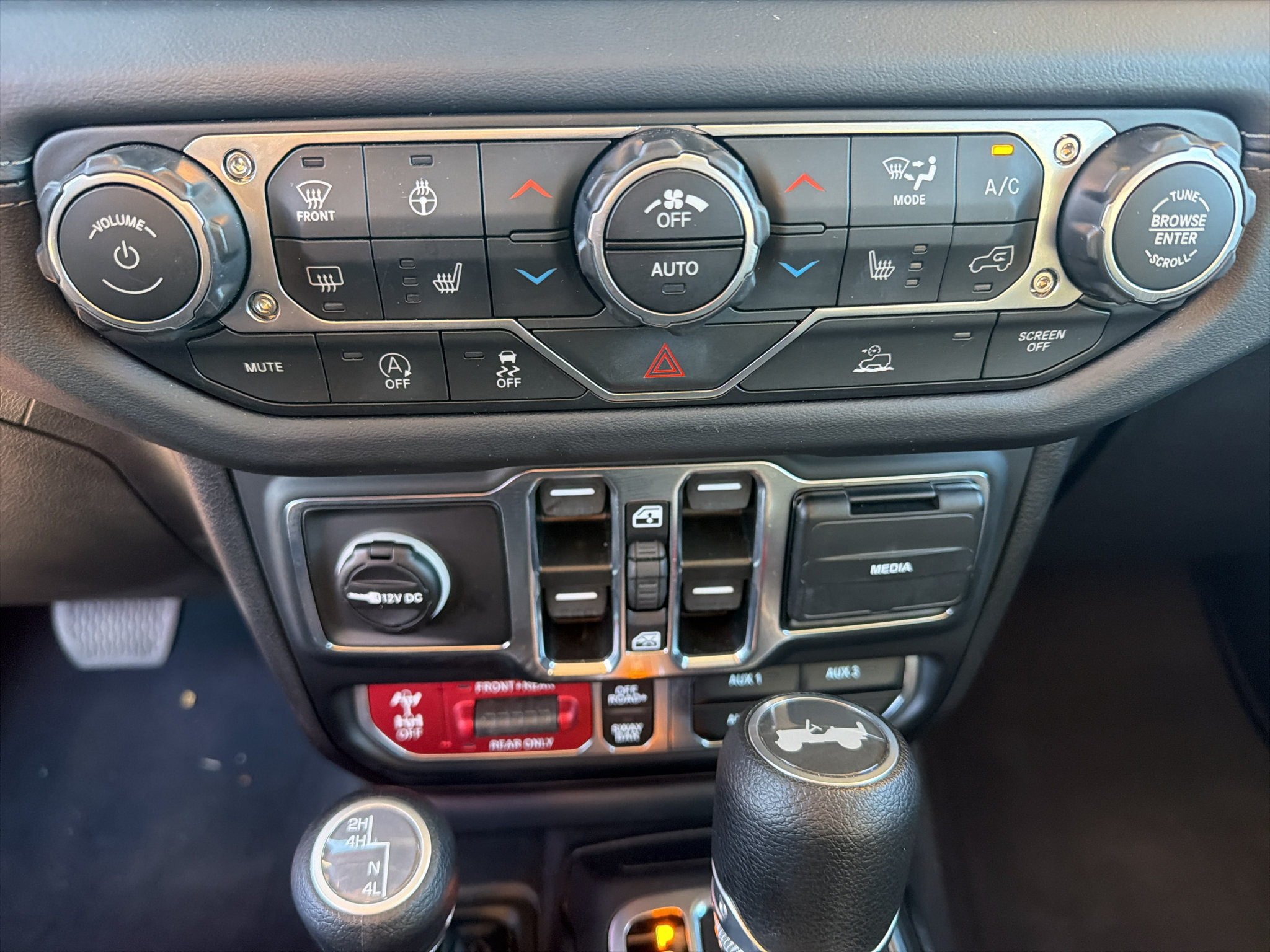 Used 2025 Jeep Wrangler Unlimited Rubicon w/ Convenience Group AWD/4WD image 13