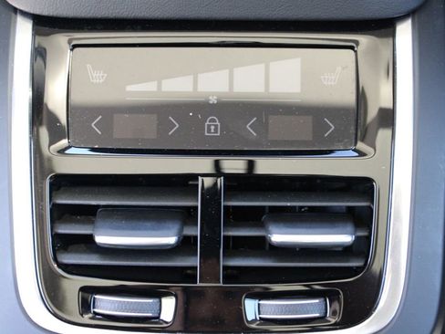 Used 2025 Volvo XC90 B6 Plus AWD/4WD image 16