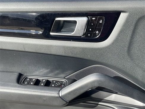 Used 2019 Porsche Cayenne S image 20