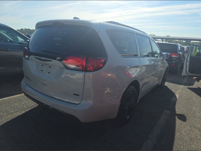 Used 2020 Chrysler Pacifica Touring-L AWD/4WD image 3