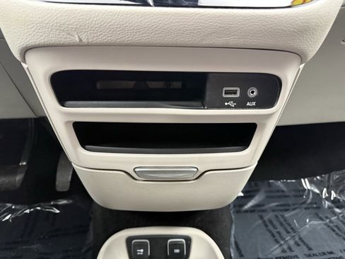 Used 2020 Chrysler Pacifica Limited w/ 8-pass Seating Package image 33