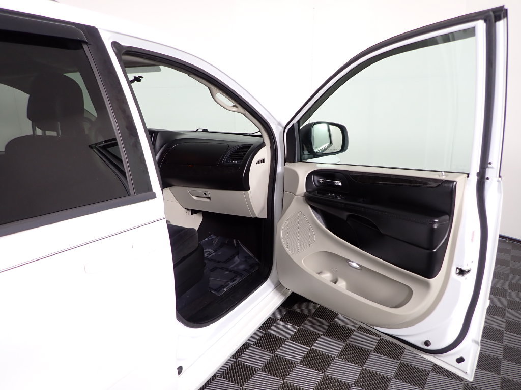 Used 2015 Dodge Grand Caravan SXT FWD image 32