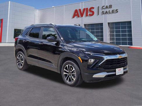 Used 2025 Chevrolet TrailBlazer LT AWD/4WD image 3
