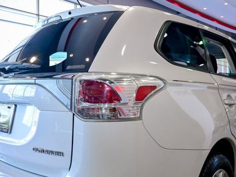 Used 2014 Mitsubishi Outlander SE AWD/4WD image 11