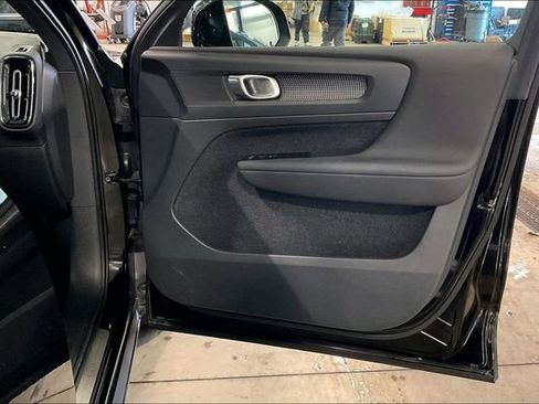Used 2022 Volvo XC40 T5 R-Design image 24
