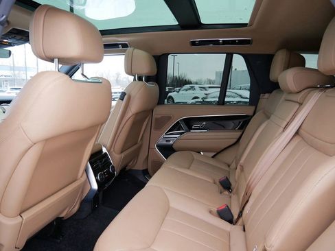 Used 2025 Land Rover Range Rover SE image 11