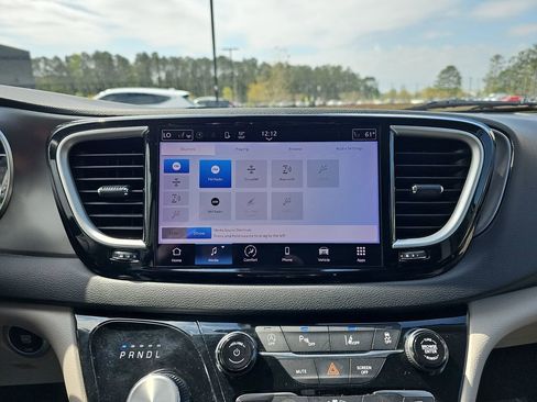 Used 2023 Chrysler Pacifica Touring-L image 26